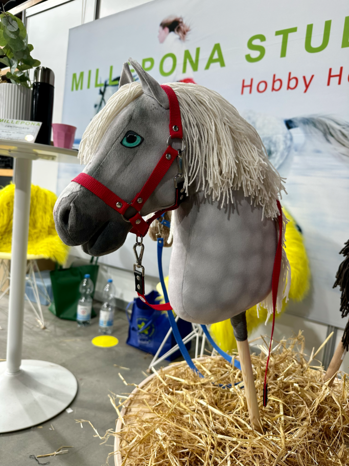 Realistic Apfelschimmel Topsi Gr.M, Halfter "Isaak" Rot Zügel