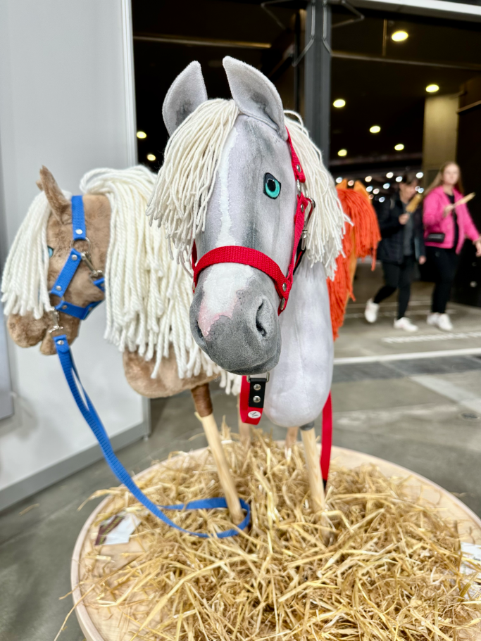 Realistic Apfelschimmel Gr.M, Halfter "Isaak"Rot Zügel